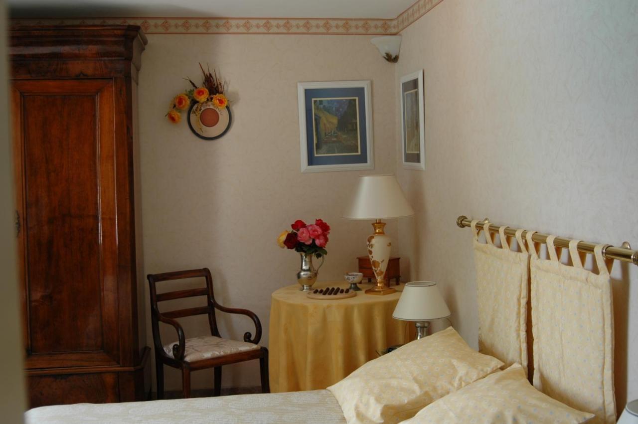 Le Jardin De Roses Dominique Loreau Saint-Bonnet-de-Mure Room photo